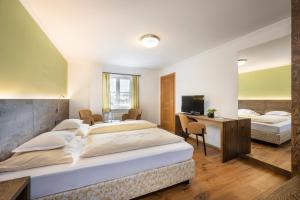 A bed or beds in a room at Kirchenwirt