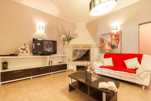 TV a/nebo společenská místnost v ubytování Wunderschönes Ferienhaus In Cere Mit Privatem Pool