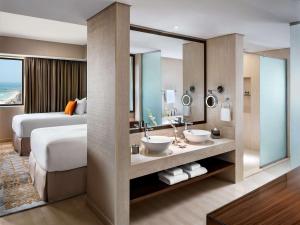 Postel nebo postele na pokoji v ubytování Fairmont Ajman