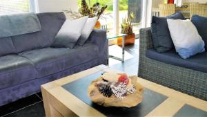 a living room with a couch and a table at Markermeerlogies in Bovenkarspel