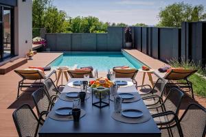 eine Terrasse mit einem Tisch und Stühlen neben einem Pool in der Unterkunft Ferienhaus mit Privatpool für 6 Personen ca 200 m in Poreč, Istrien Istrische Riviera in Poreč