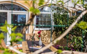 un vaso di fiori seduto su un tavolo su un patio di Familienpension Tina Appartement 7 a Šilo