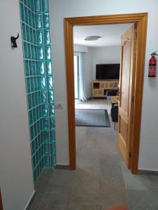 un corridoio con porta che conduce a un soggiorno di Ferienwohnung In Mesa Del Mar Mit Offenem Balkon a Puerto de la Madera Altre 30 foto
