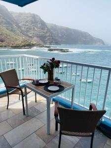 un tavolo su un balcone con vista sull'oceano di Ferienwohnung In Mesa Del Mar Mit Offenem Balkon a Puerto de la Madera