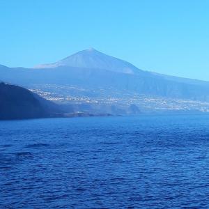 un grande bacino d'acqua con una montagna sullo sfondo di Ferienwohnung In Mesa Del Mar Mit Offenem Balkon a Puerto de la Madera