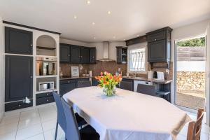 Η κουζίνα ή μικρή κουζίνα στο Villa La Crique - Piscine vue montagne climatisé