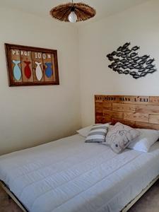 una camera da letto con un letto grande con testiera in legno di appartement avec vue sur mer - 1305 a Soulac-sur-Mer