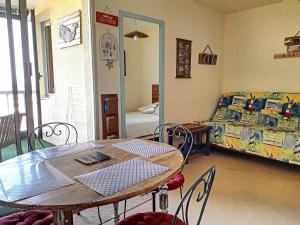 un soggiorno con tavolo e letto di appartement avec vue sur mer - 1305 a Soulac-sur-Mer