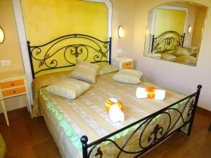 a bedroom with a bed with a large mirror at Fabelhaftes Ferienhaus 8 Betten in Pucciarelli