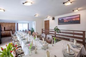długa jadalnia z długim stołem i krzesłami w obiekcie Hotel Kolonie w mieście Frydlant nad Ostrawicą