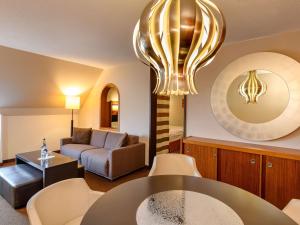 Uma área de estar em Mövenpick Hotel Egerkingen