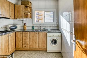 A kitchen or kitchenette at Apt Sol y Mar 2 dorm Playa Riells