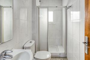A bathroom at Apt Sol y Mar 2 dorm Playa Riells Még 16 kép