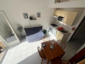 a small apartment with a table and a small kitchen at appartement dans un residence avec piscine - 3254 in Hourtin