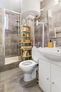 Ένα μπάνιο στο Agréable jardin secret - studio cocon lumineux - 10min Paris et Orly