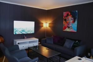 Μια τηλεόραση ή/και κέντρο ψυχαγωγίας στο Private Room in Cozy Home - Les Homes +16 φωτογραφίες