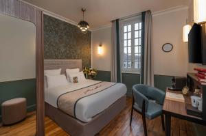 Postel nebo postele na pokoji v ubytování Hôtel Littéraire Stendhal et Spa