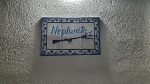 ein Schild an einer Wand mit der Aufschrift „Neolithikum“ in der Unterkunft NEPTUNITO: Primera línea con Piscina in Mojácar