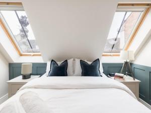 Ένα ή περισσότερα κρεβάτια σε δωμάτιο στο Modern 1 Bed with Roof Terrace Central Warwick Pass the Keys