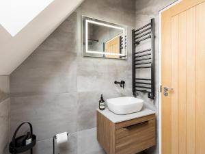 Ένα μπάνιο στο Modern 1 Bed with Roof Terrace Central Warwick Pass the Keys +23 φωτογραφίες