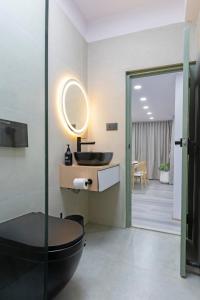 Ένα μπάνιο στο Modern Stylish 2BR Apartment in Kathmandu 3 +49 φωτογραφίες