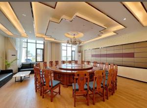 a conference room with a large table and chairs at Anhui hôtel in Lomé