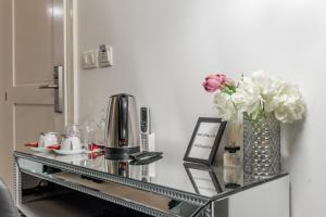Příslušenství pro přípravu čaje a kávy v ubytování The Code Luxury Rooms