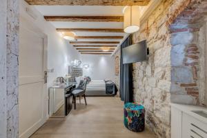 TV a/nebo společenská místnost v ubytování The Code Luxury Rooms + 18 fotografií