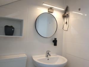 Ένα μπάνιο στο Studio "Küssaburg-Blick" - grosse Dachterrasse - Boxspringbett - nahe Therme Bad Zurzach, CH +9 φωτογραφίες