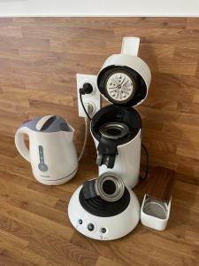 a white blender sitting on top of a wooden floor at Cassandre in Montoire-sur-le-Loir