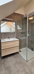 Bilik mandi di Blu shell house