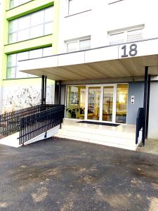 コシツェにあるLuxusný apartmán New Yorkの番号が記載された建物