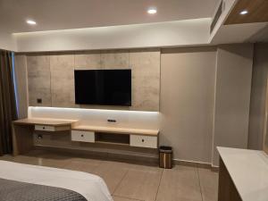 TV a/nebo společenská místnost v ubytování MoonBasa Boutique Hotel and Spa Infopark , Kakkanad