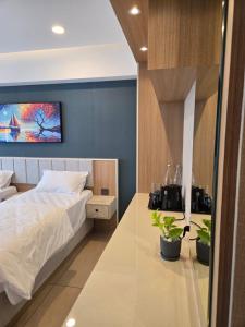 Postel nebo postele na pokoji v ubytování MoonBasa Boutique Hotel and Spa Infopark , Kakkanad