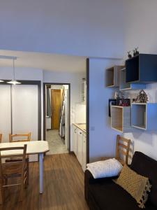 un salon avec une table et une salle à manger dans l'établissement Appartement duplex Belle Plagne, à La Plagne