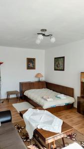 Una habitación con dos camas y una mesa dentro. en Апартамент Калоян, en Banya 8 fotos más