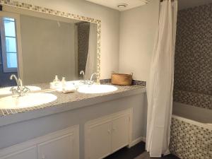 Un baño con dos lavabos y un espejo. en Le Chartrand- Centre-ville- Séjour inoubliable!, en Carcassonne 24 fotos más
