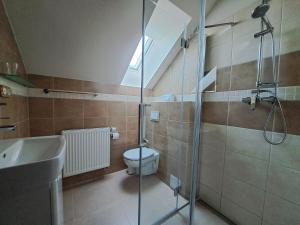 Koupelna v ubytování Apartmány Lešovice