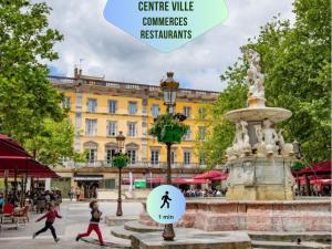una plaza de la ciudad con una fuente frente a un edificio en Le Chartrand- Centre-ville- Séjour inoubliable!, en Carcassonne