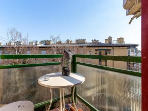 einen Stuhl auf einem Balkon mit Blick auf ein Gebäude in der Unterkunft Rubin Arena in Zagreb