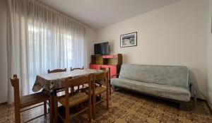 A television and/or entertainment centre at Altan