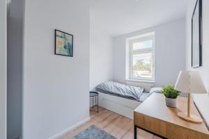 a living room with a bed and a window at Ferienwohnung Markranstädt - Geräumige Apartments nahe Leipzig in Markranstädt