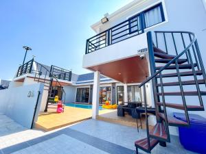 Balkón nebo terasa v ubytování บ้านศิริณ้ชชาพูลวิลล่า b1