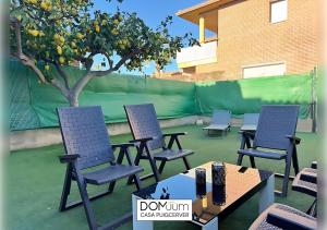 a group of chairs sitting on a tennis court at DOMuum Holidays - CASA PUIGCERVER in Cambrils