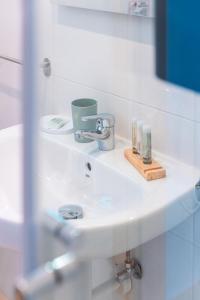 un lavandino in bagno con spazzolino da denti e cosmetici di Beautiful Terraced Villa City View by Arcobnb a Is-Swieqi