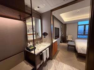 Shanghai Hongqiao Yankuang Tulip Hotel客房内的一张或多张床位