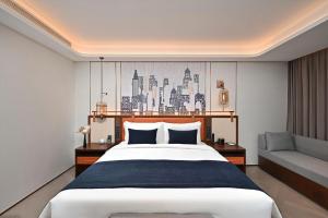 Shanghai Hongqiao Yankuang Tulip Hotel客房内的一张或多张床位
