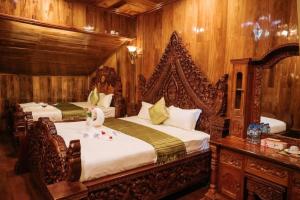 Postel nebo postele na pokoji v ubytování Srey Krob Leak Resort , ស្រីគ្រប់លក្ខណ៌ រីសត
