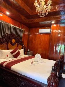 Postel nebo postele na pokoji v ubytování Srey Krob Leak Resort , ស្រីគ្រប់លក្ខណ៌ រីសត