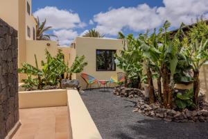 Κήπος έξω από το Luxury Canarian villa with large pool and guesthouse